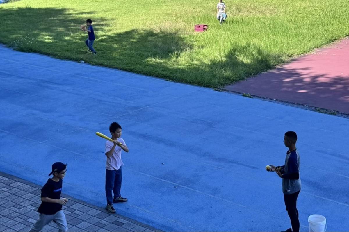 學童練習迷你棒球