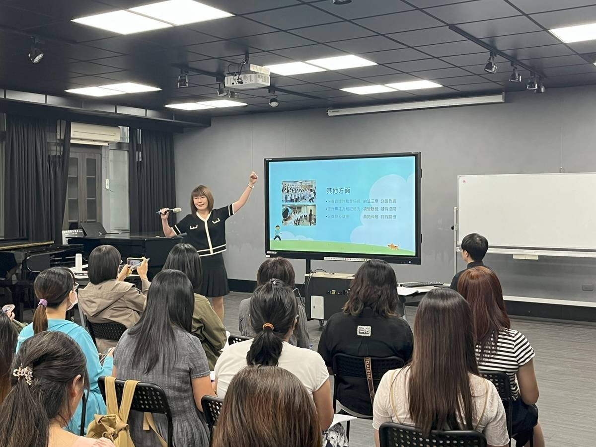 研習時王怡寧老師分享，合唱教學除音樂技巧外，也要重視培養學生的自律與責任感，關注學生身心健康，並提升專注力與記憶力