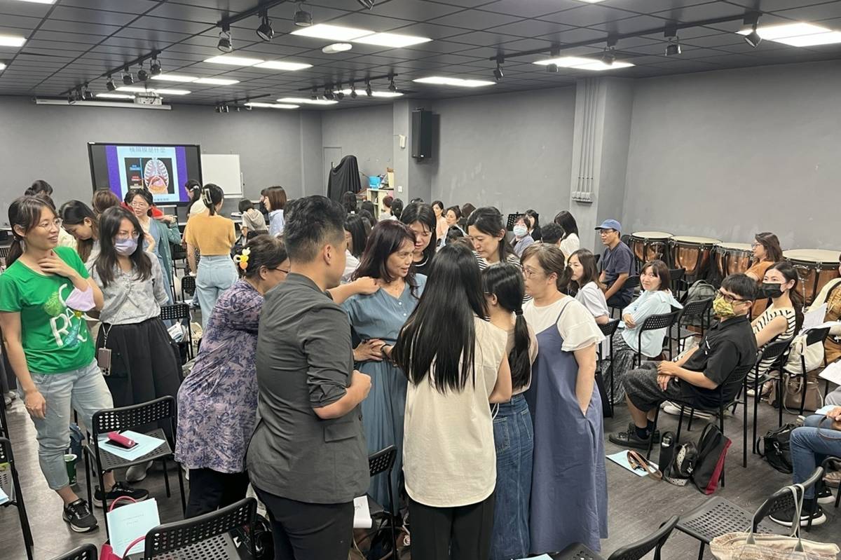 研習時戴旖旎老師帶領學員透過認識身體構造，掌握歌唱時的正確呼吸方法