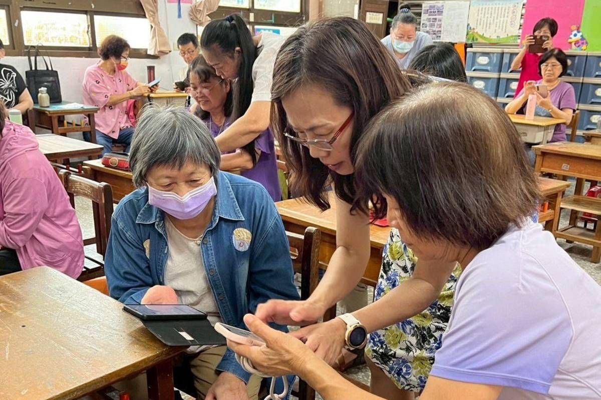 講師輔導長者學習使用手機（圖源：苗栗縣樂齡學習示範中心）