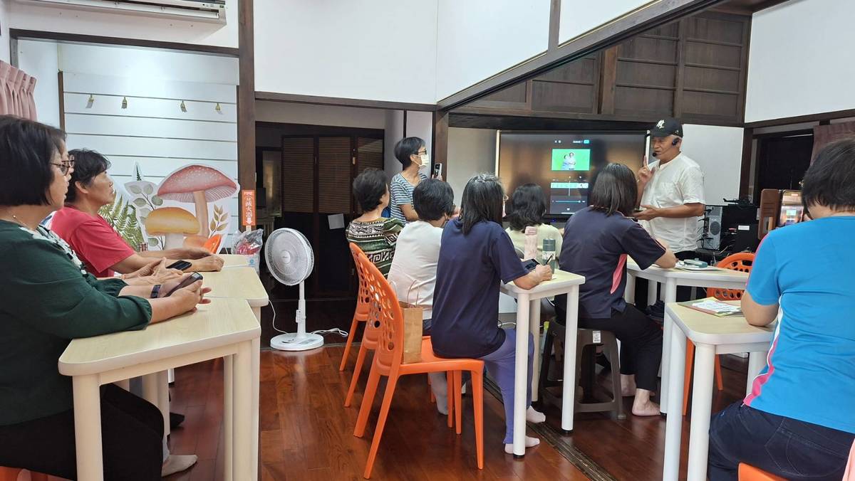 學員認真參與課程，有些人甚至全程錄影、抄錄筆記