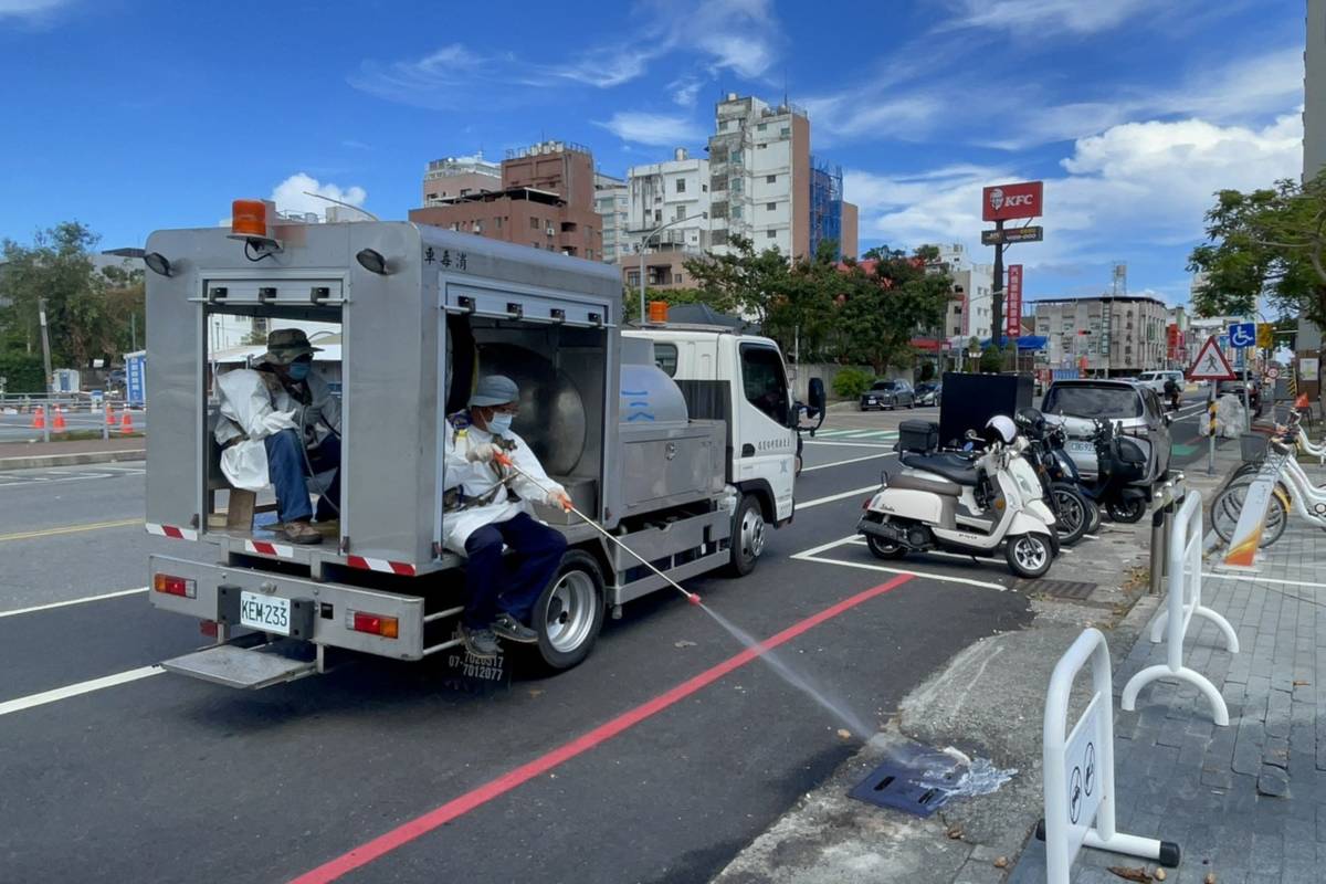 為降低蚊媒傳染病風險，臺東縣環保局進行防疫消毒工作。