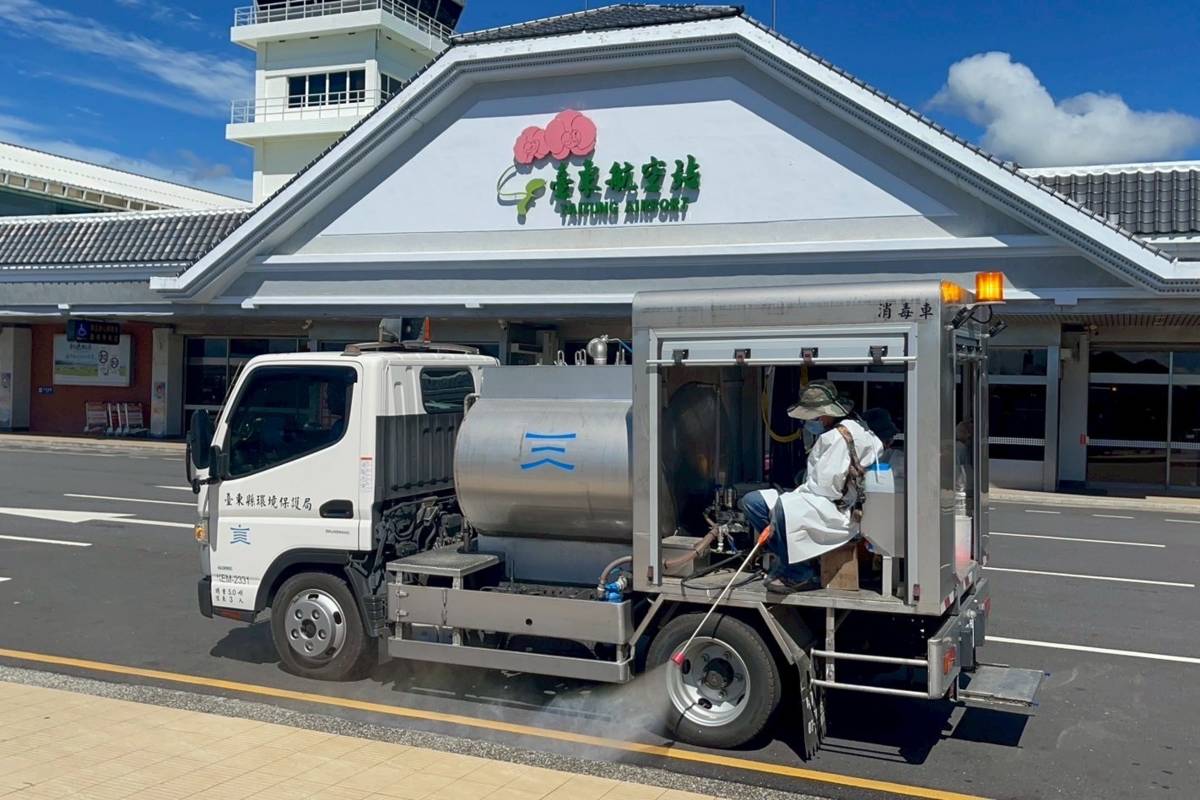 臺東縣環保局出動新購置的防疫消毒車，針對舊站特區鐵花新聚落等公共區域、飛機場、火車站及轉運站等交通場站四周進行噴藥消毒。
