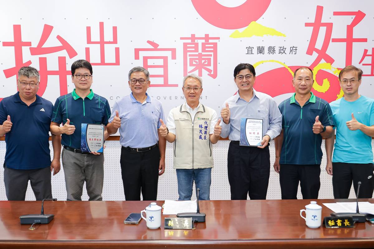 宜蘭縣獲教育部全國防災教育工作獎項「創新精進獎」肯定，縣府於8月26日上午縣務會議中由業務單位獻獎給林茂盛代理縣長。