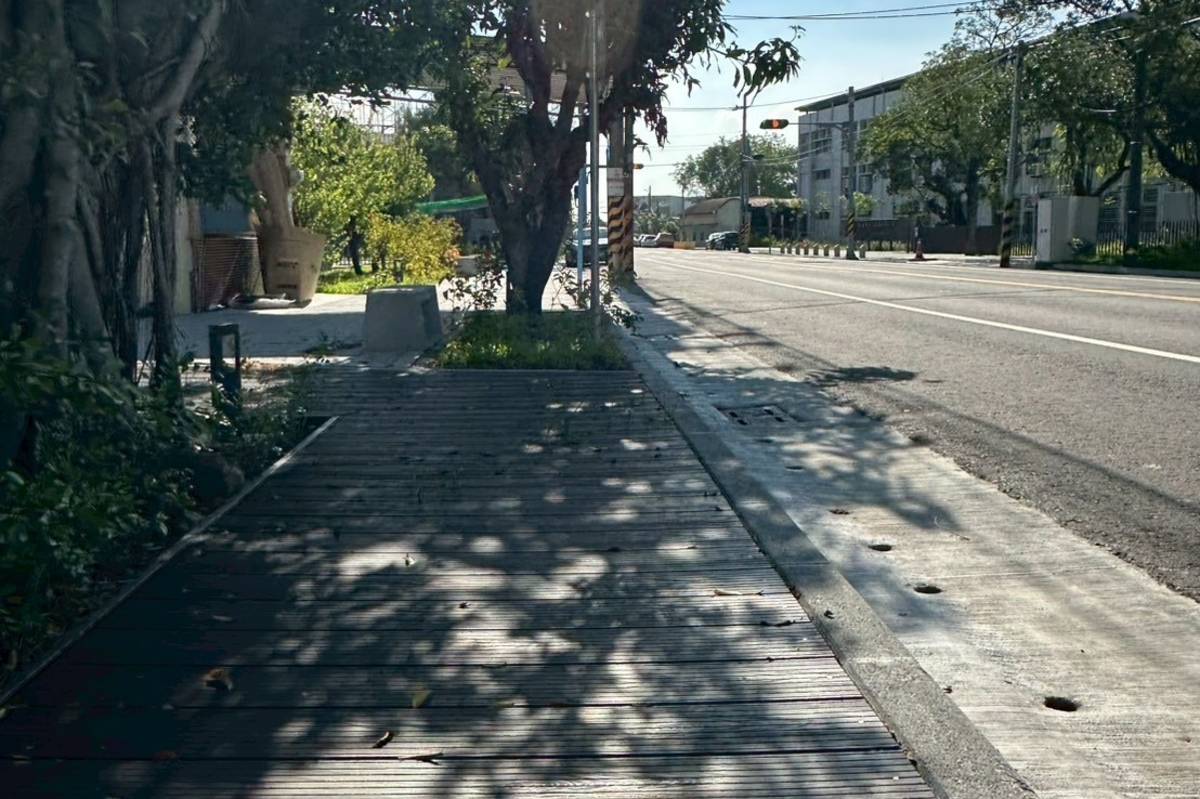 南安國小-友善生態塑木步道