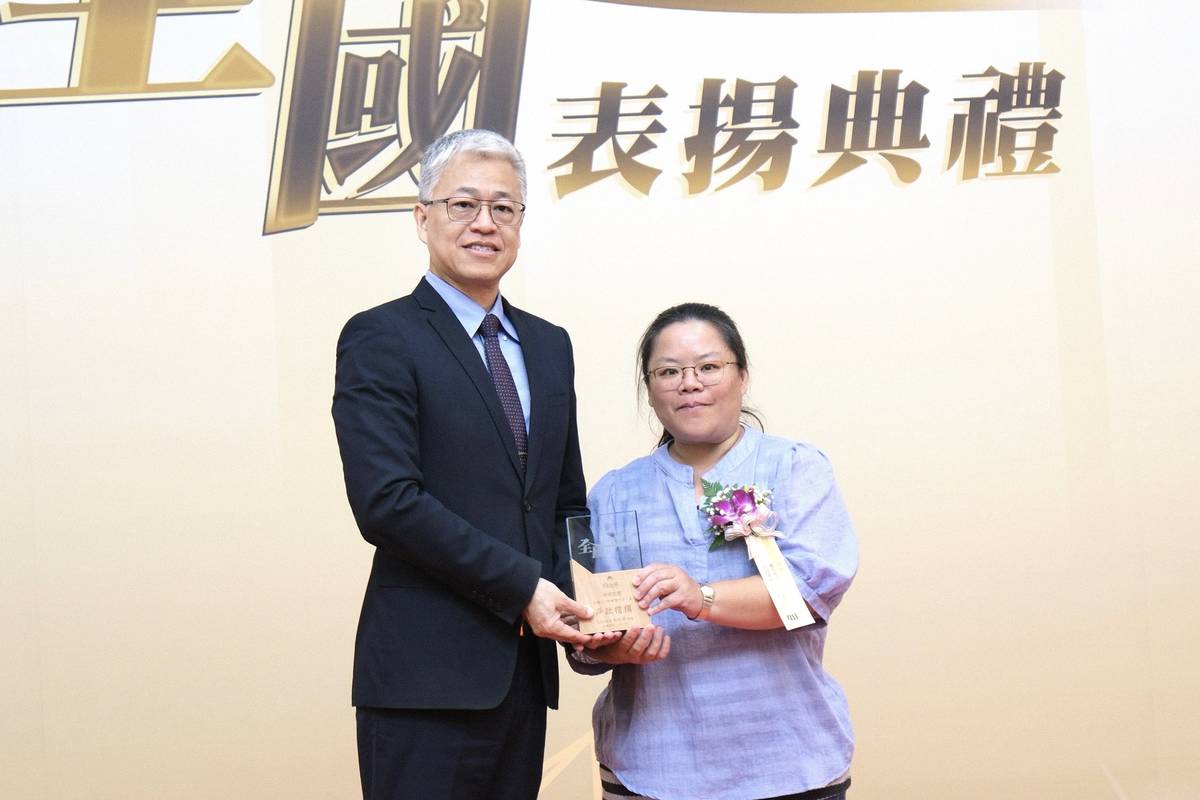 吳次長頒獎給績優戶政人員林婉如