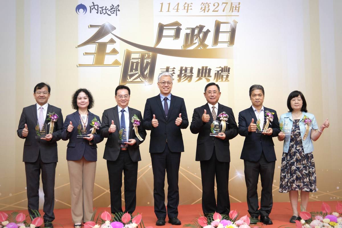 吳堂安次長與績優戶政機關大合照