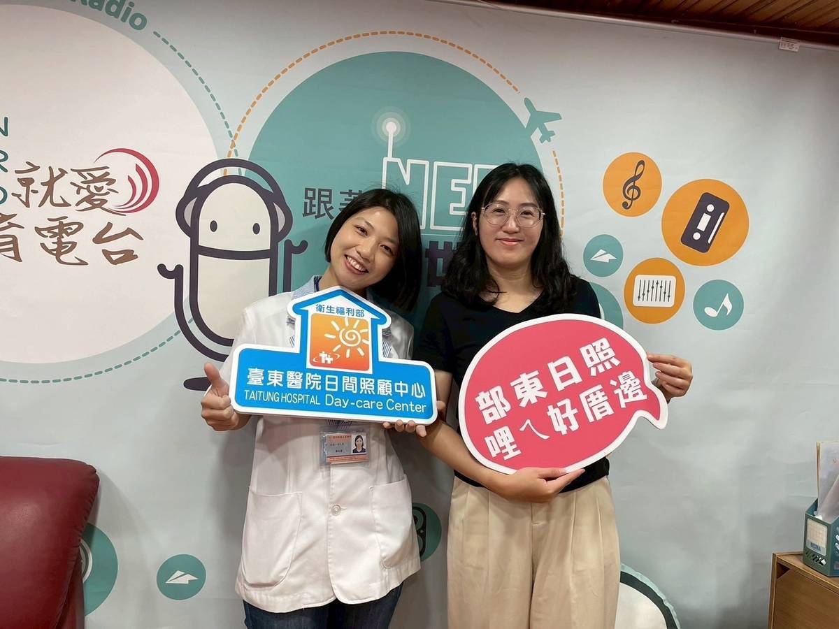 鄭文慧社工(左)介紹部東日照中心