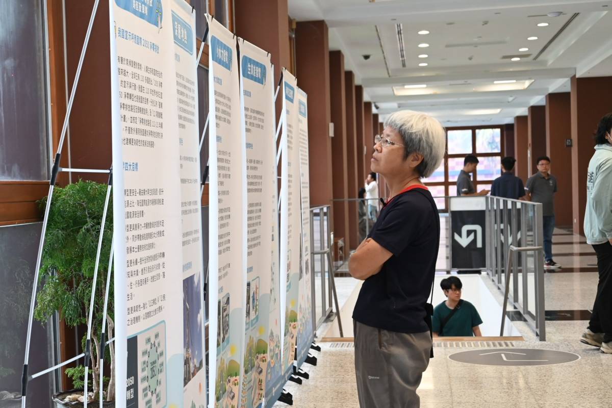 在臺東綠能論壇場外，展示相關綠能資訊。