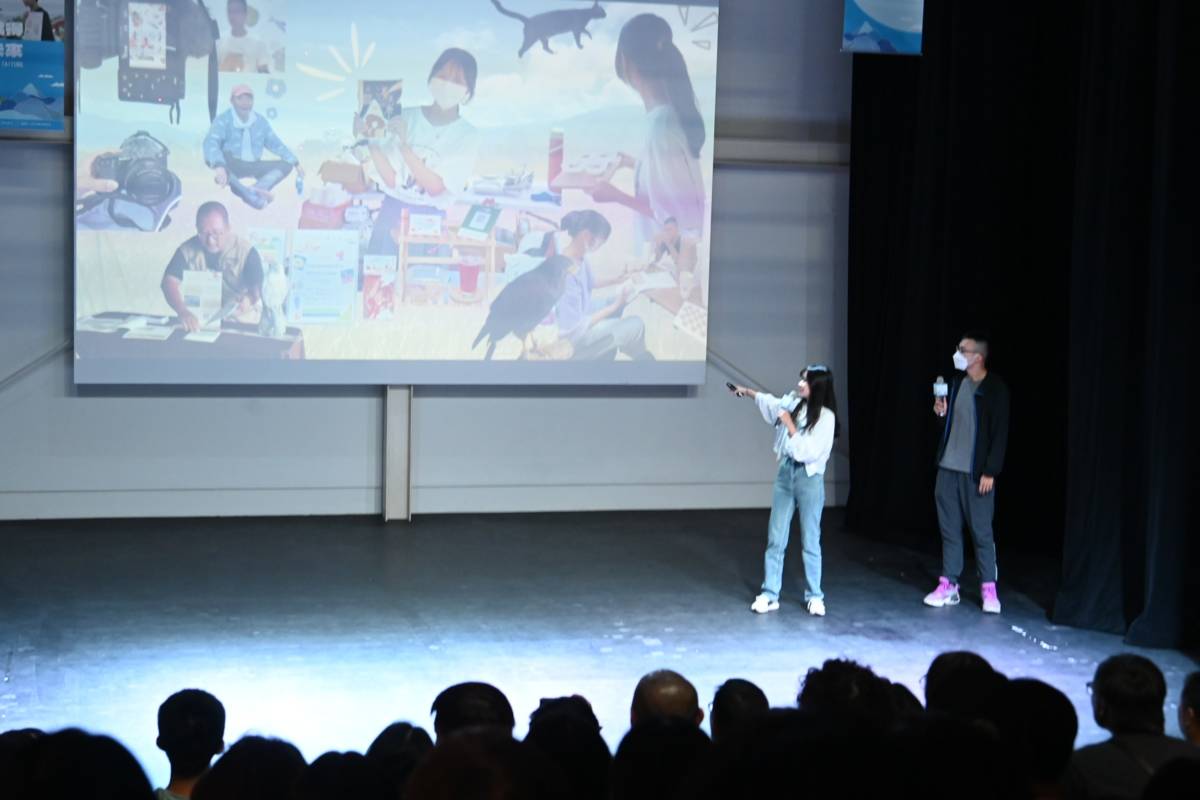 青年代表上臺分享職場體驗心得