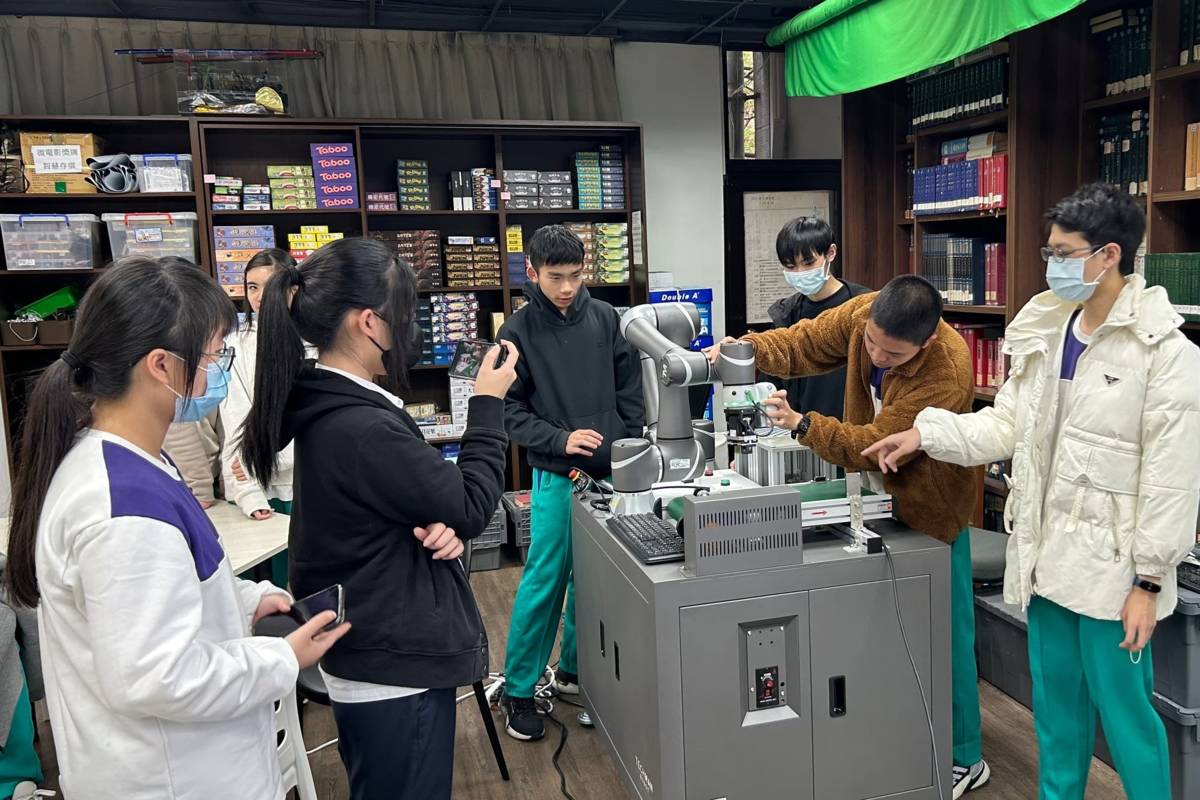 臺北市陽明高中推動數位科技教育，學生學習操作達明機器手臂