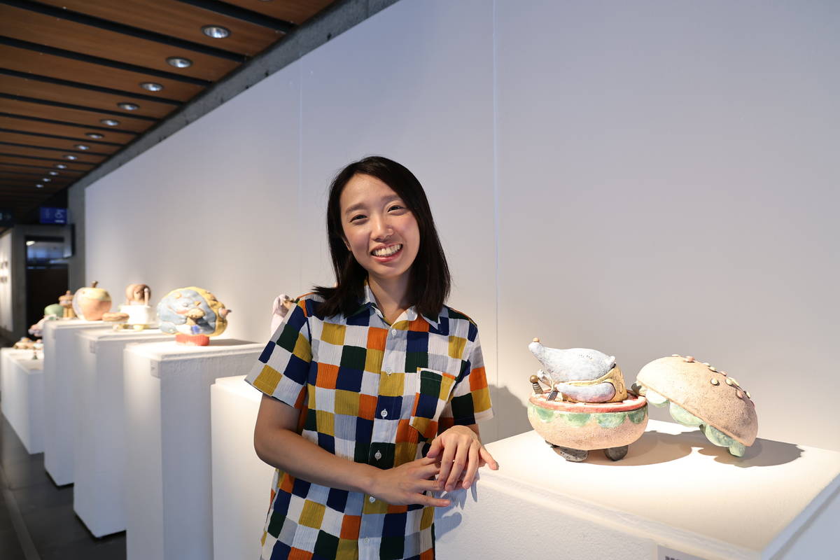 陶藝家施姵善用兒童插畫式風格呈現陶藝作品，結合甜點、交通工具、小怪獸等療癒元素，為作品注入趣味與驚喜