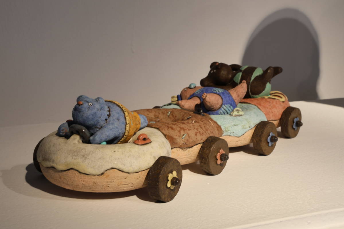《四倍甜甜》像是一列奇趣小火車，上面躺著幾隻慵懶地伸展、翻滾的「小怪獸」，享受自在的旅程