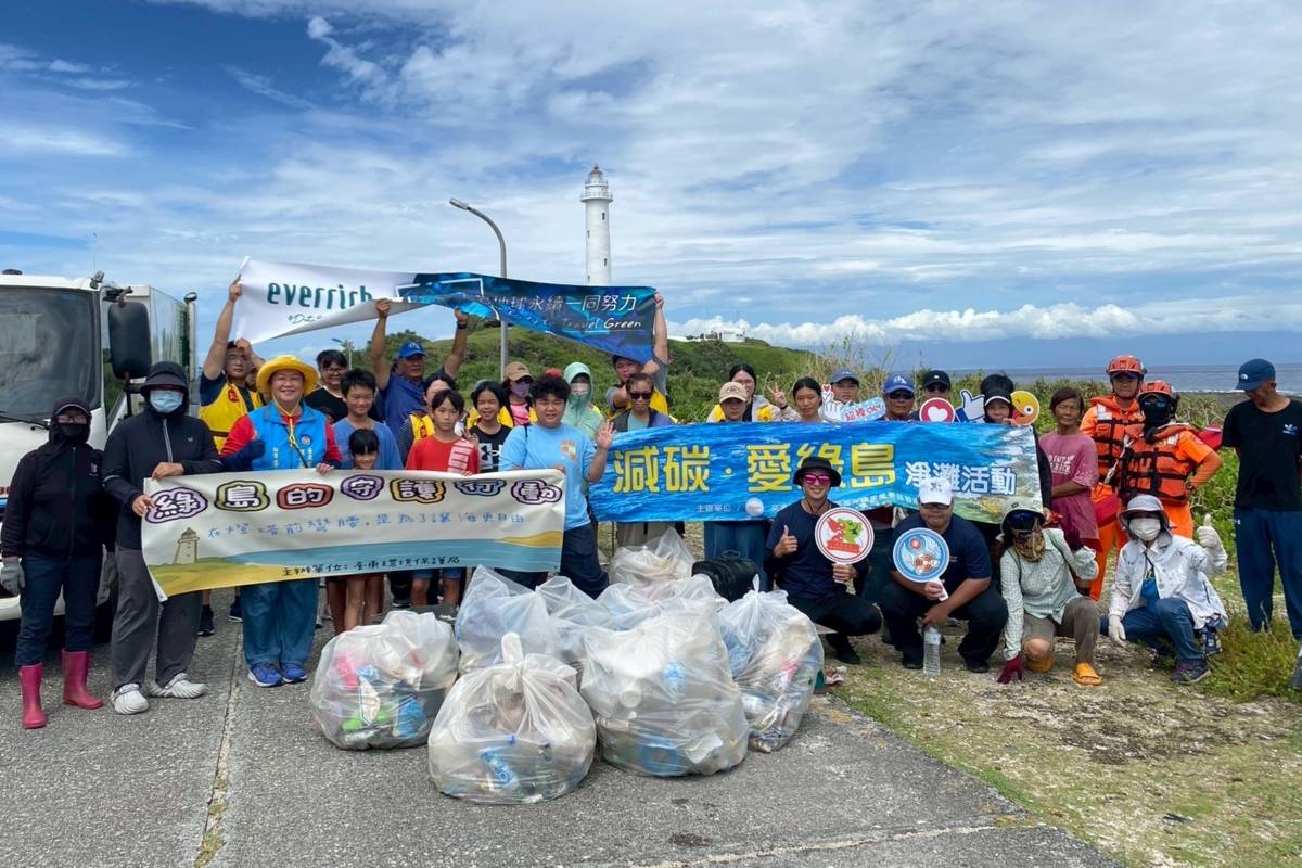 臺東縣環境保護局結合海歸工作坊，在綠島鄉中寮燈塔旁沙灘辦理綠島的守護行動-淨灘活動，共清理179公斤的海洋廢棄物。