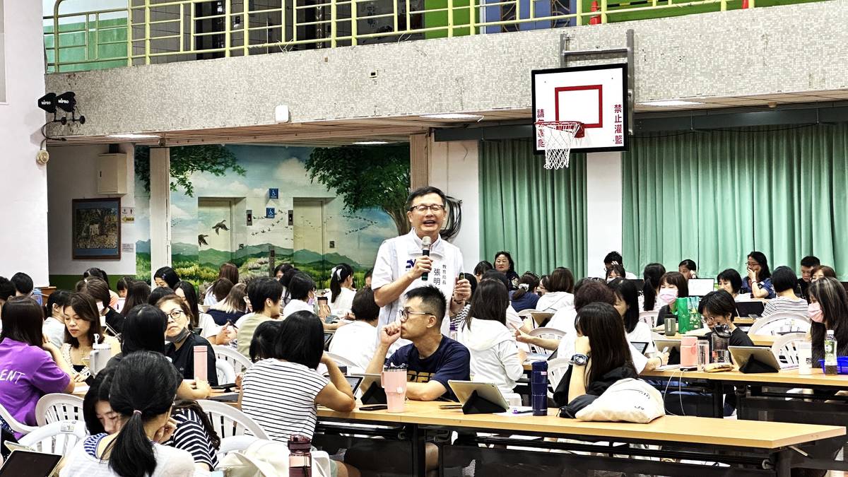 教育局長張明文化身AI專業講師，帶領326位教師進行「AI賦能」實戰課程