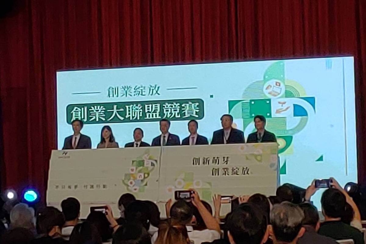 啟動儀式 (右一)為教育部常次朱俊彰