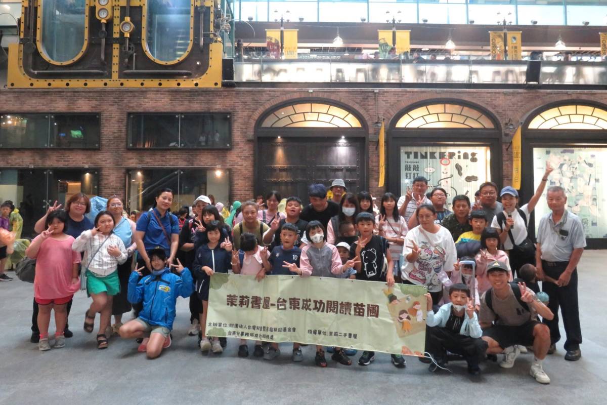 臺東家扶中心邀請海岸線的扶助家庭透過遊戲、旅程與親子互動中，實踐健康飲食與防詐意識。