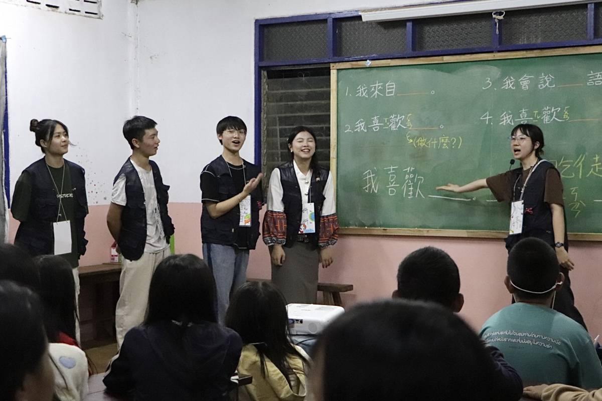 中原大學與中壢高商志工們帶動遊戲，讓孩子們快樂開口說中文。(中原大學提供)