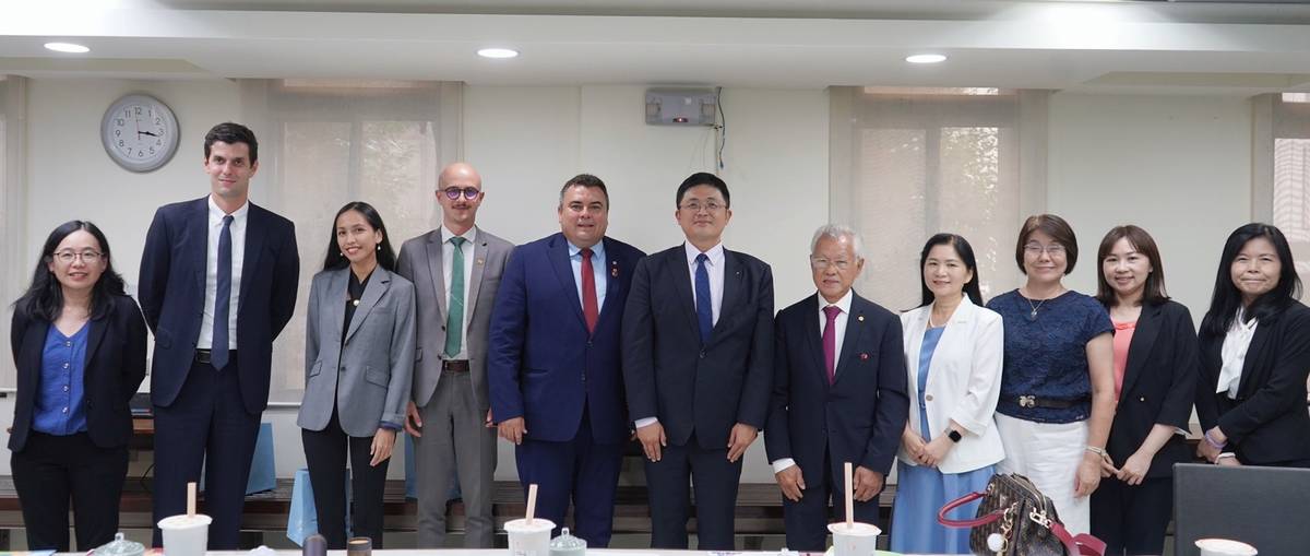 法屬玻里尼西亞政要訪團拜會教育部林伯樵主秘