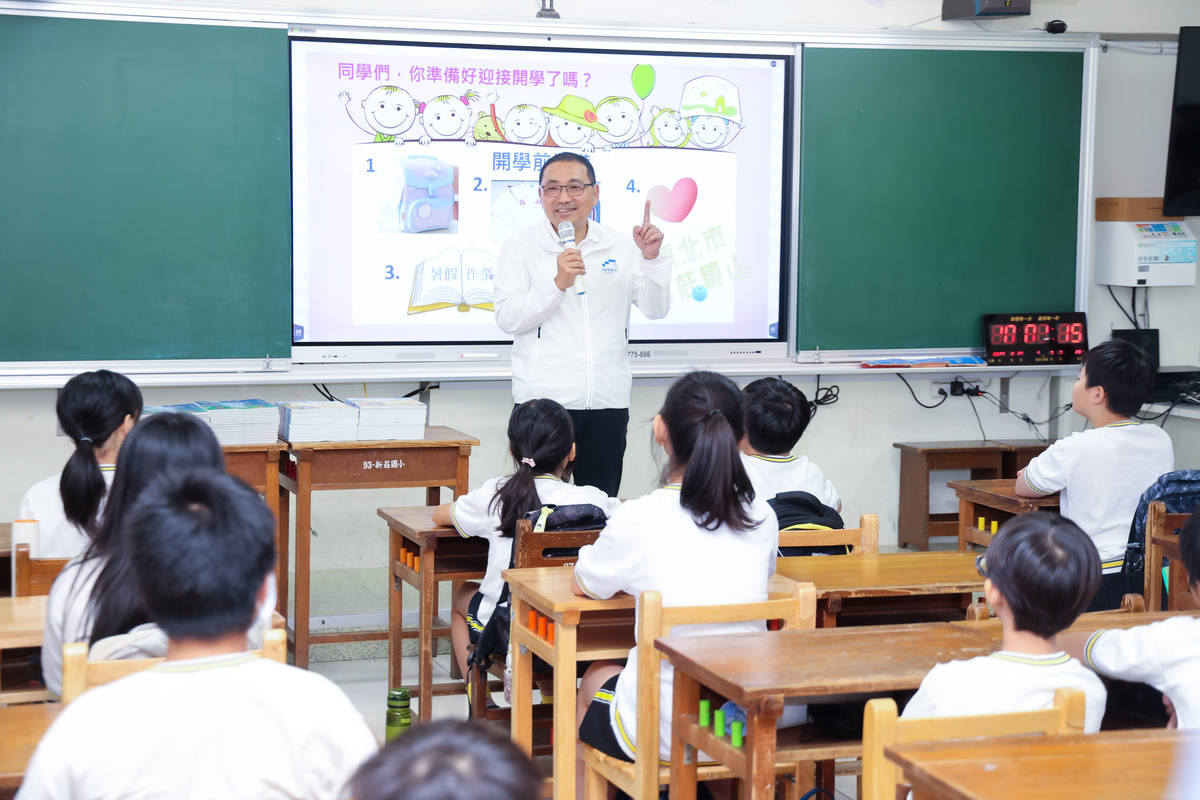 新北市長侯友宜視察學校返校日
