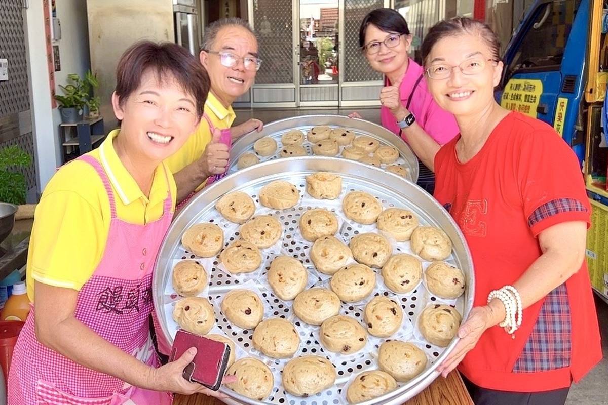 十一年前的一場意外，使得饅頭姊姊深刻體會到人生無常，決定和饅頭哥哥走上環島做饅頭送愛心的行善之路。