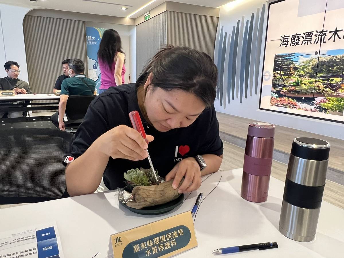 在向海致敬第三季跨平臺會議中，安排「漂流木多肉植栽再生手作」課程，透過創意體驗推廣資源再利用，深化環境教育與永續理念。