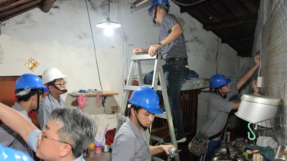 達德商工電機科學生為獨居長輩更換家中線路(圖片來源：達德商工)