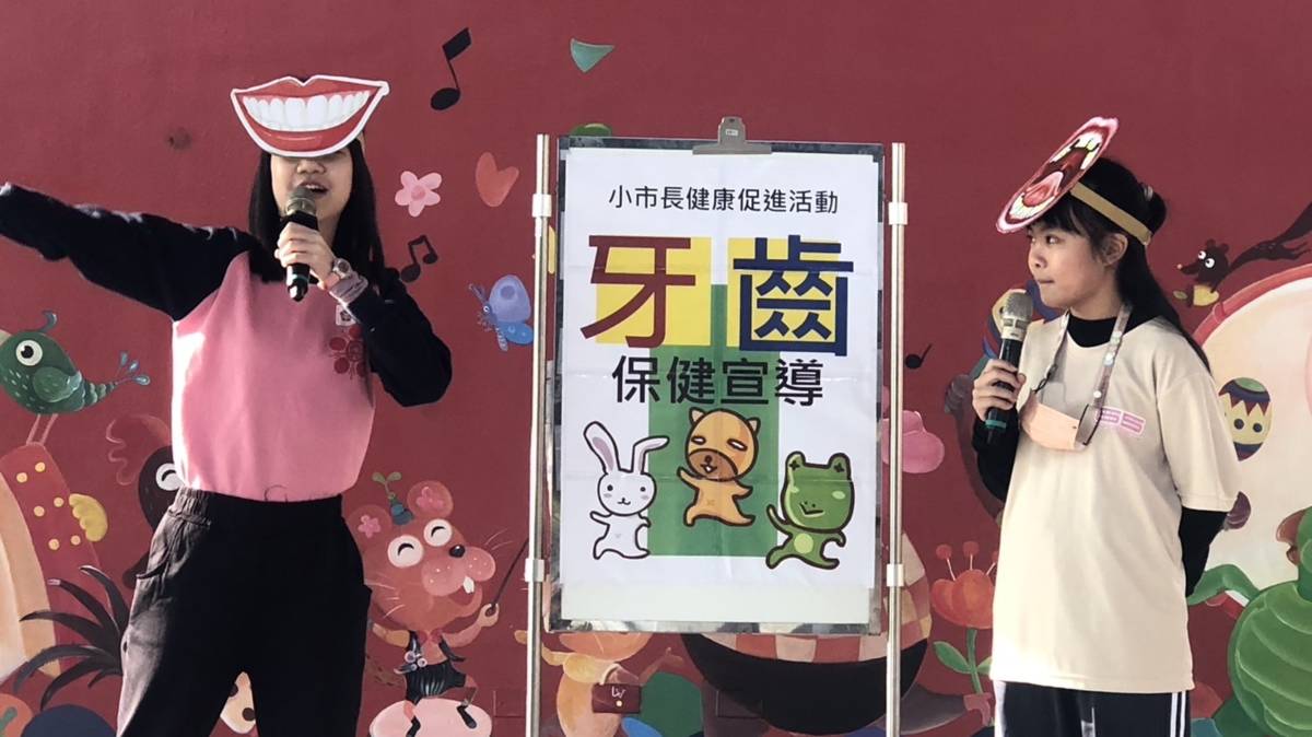 112學年度健康促進學校輔導計畫前後測成效評價成果報告評選-佳作-臺南市北區大光國民小學-牙齒保健朝會宣導

臺南市北區大光國小以作品「 國小六年級學童全民健保及正確用藥概念行動研究-以臺南市大光國小六年級學生為例」獲得112學年度健康促進學校輔導計畫前後測成效評價成果報告評選的佳作。學校高度重視學生健康促進觀念的養成，積極運用各類時段進行宣導，並結合師生力量，全方位推動多元運動活動，強化健康意識。除規律運動外，校方亦關注學生日常飲食與體重管理，設立相關社團、校隊及減重班等機制，從多面向打造安全且健康的校園環境。另為提升學生參與度與學習成效，力求創新與多元，結合專業資源進行講座與體驗課程，更融入戲劇表演等趣味元素，讓學生在潛移默化中吸收正確的健康知識，進而實踐於日常生活之中。

採訪：臺南市北區大光國小周生民校長、許富泓衛生組長、504班生鄭禹辰、緒玉翔、404班生童宥蜻、楊舒晴
