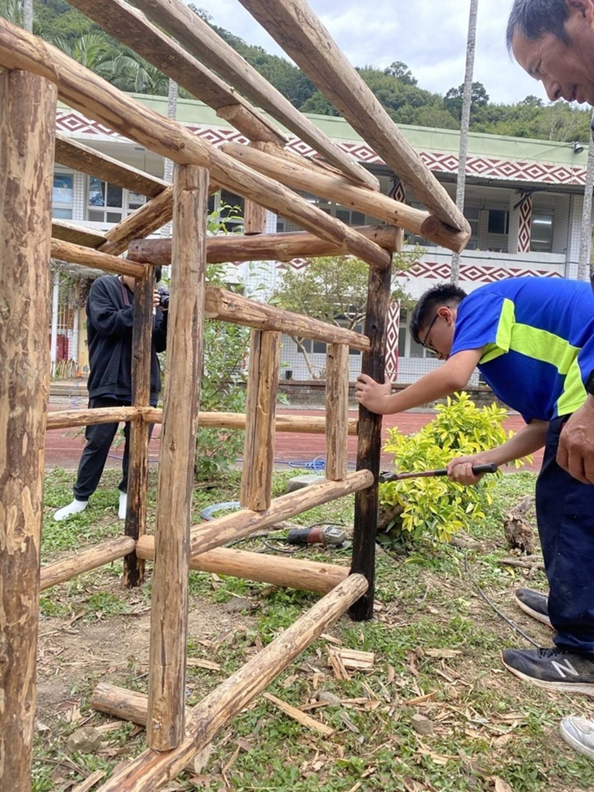 透過小型竹屋的搭建，培養學生空間感與動手實踐，認識了解傳統建築技藝與文化 (教育部提供)
