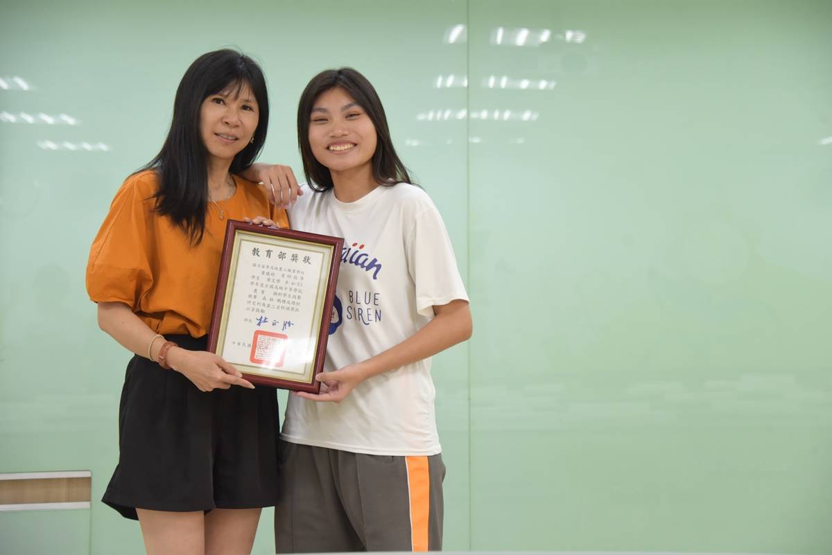 黃儀婷老師（左）曾擔任森林科老師，指導學生參加農業類科技藝競賽獲得第三名 (教育部提供)