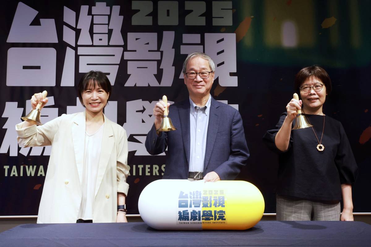 文化部長李遠（中）、文化部影視局長王淑芳（右）、台灣影視編劇協會理事長蔡顗禾（左）共同宣布台灣影視編劇學院「上課了！」 (文化部提供)