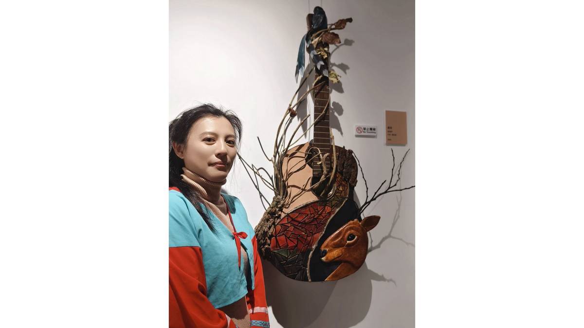 高美玲：《森音》這件利用廢棄吉他與皮雕技法結合的創作，將木質樂器與柔韌皮革完美融合。
