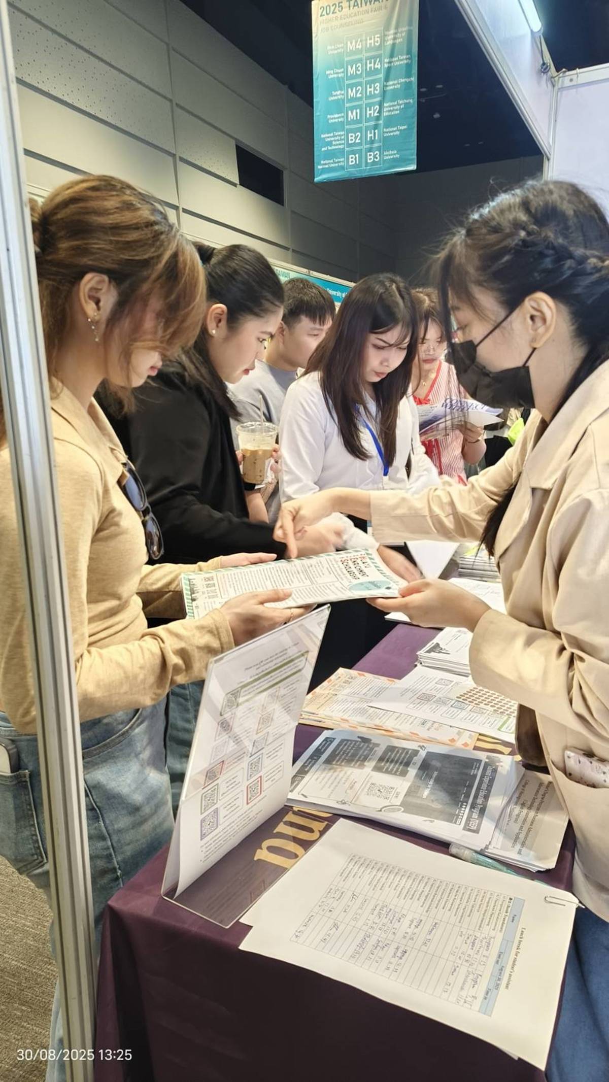2025台灣高等教育展暨就業博覽會青年參與攤位活動照片