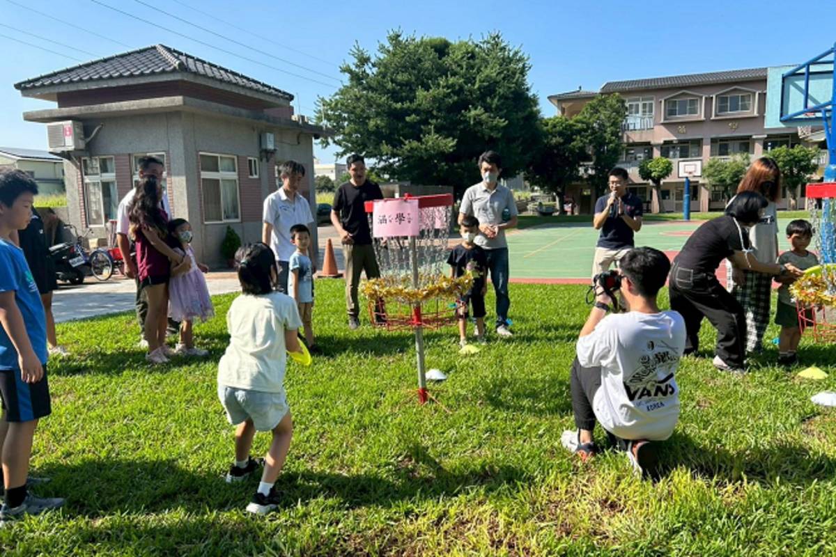 臺中市清水區東山國小迎接小一及幼兒園新生入學，結合「飛向東山新世界」闖關活動。