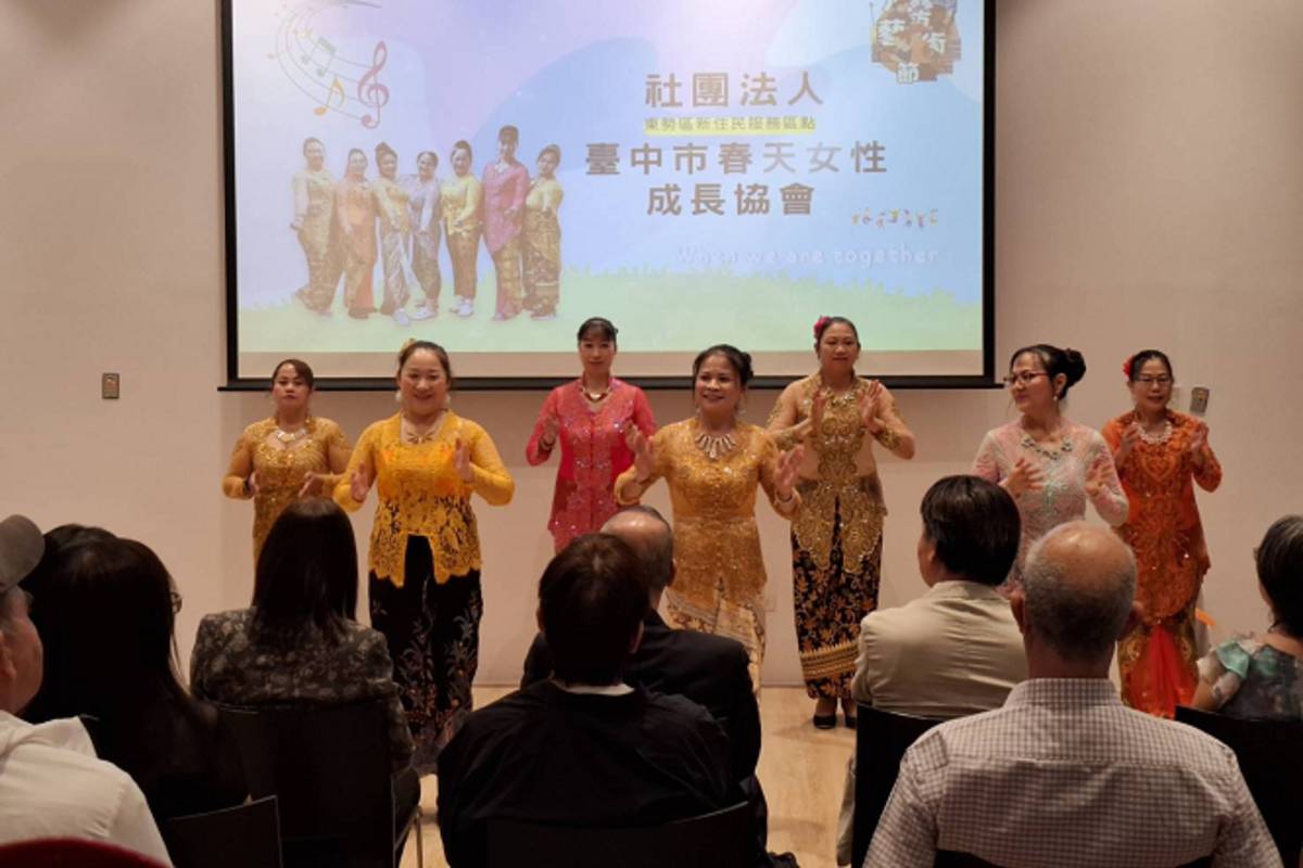 東勢春天女性成長協會新住民姐妹，則帶來活力十足的印尼傳統舞蹈，舞步層次鮮明，舞出異國熱情。