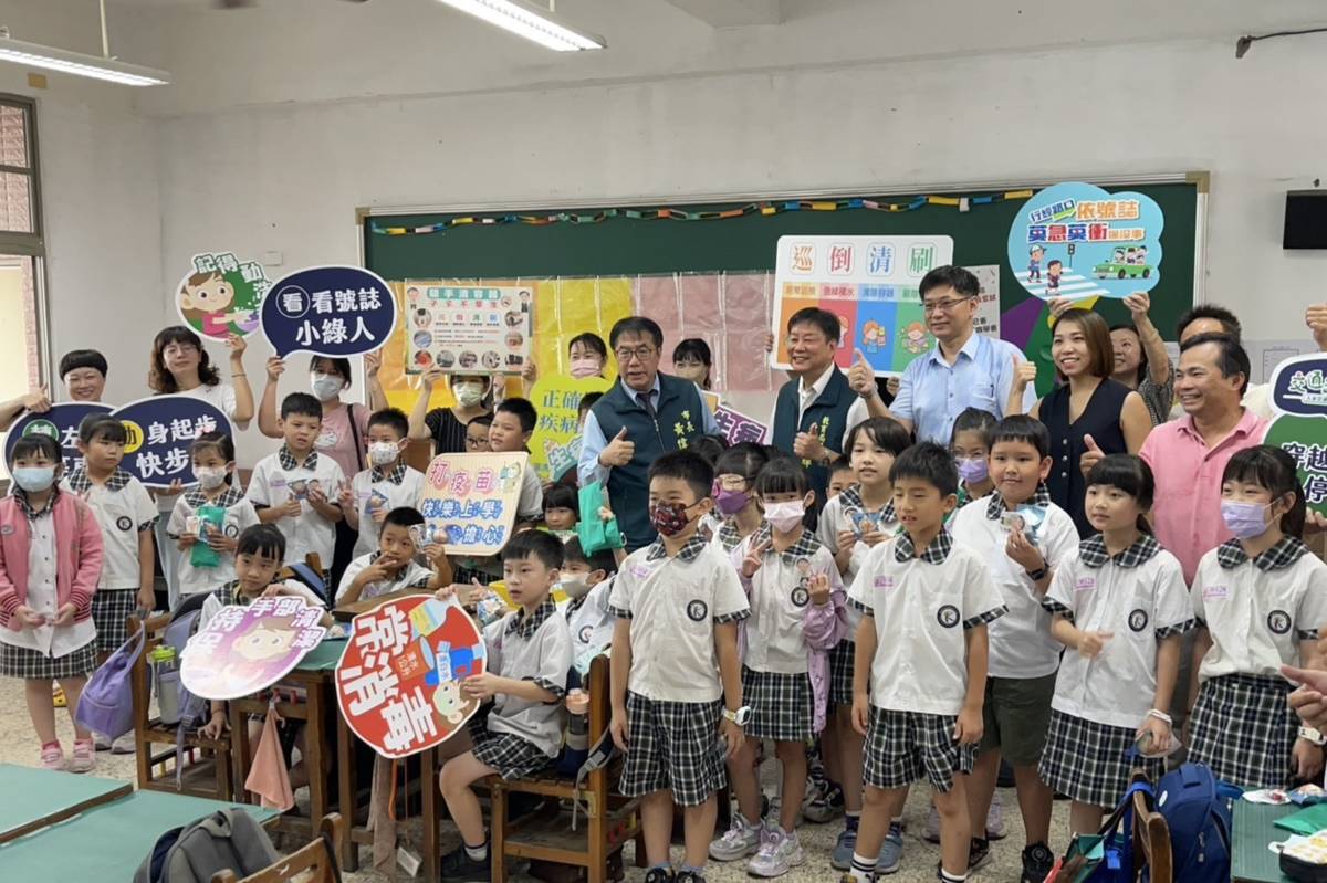 市長黃偉哲到永康國小關心校園防疫工作及通學安全