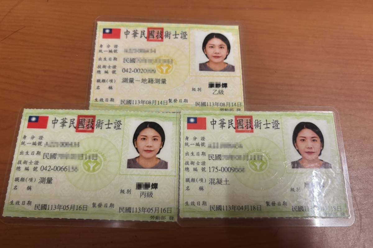 小嬋在歷經半年雲嘉南分署「工程及地籍測量」的訓練後，順利考取三張專業證照