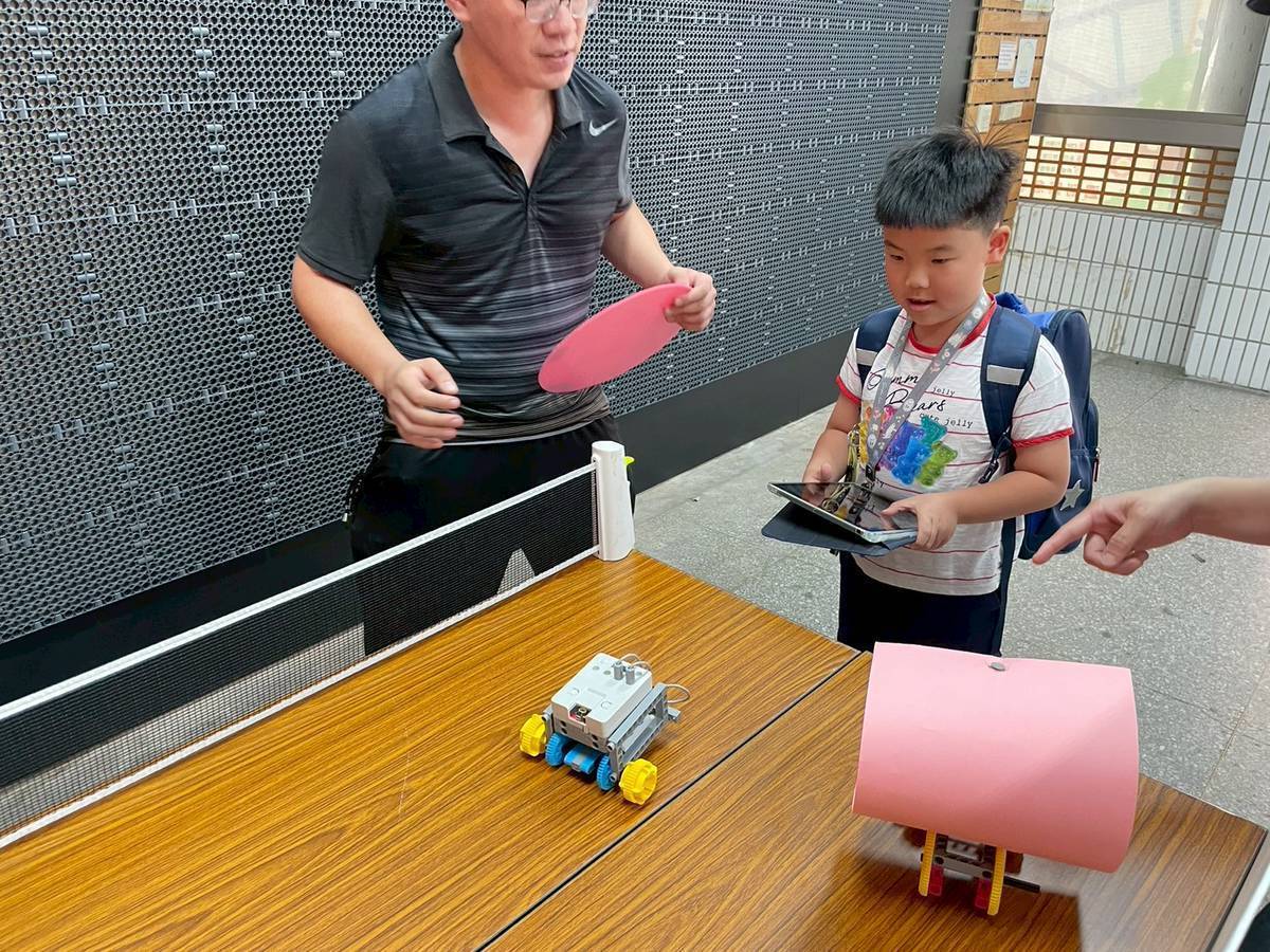 小朋友挑戰積木車闖關