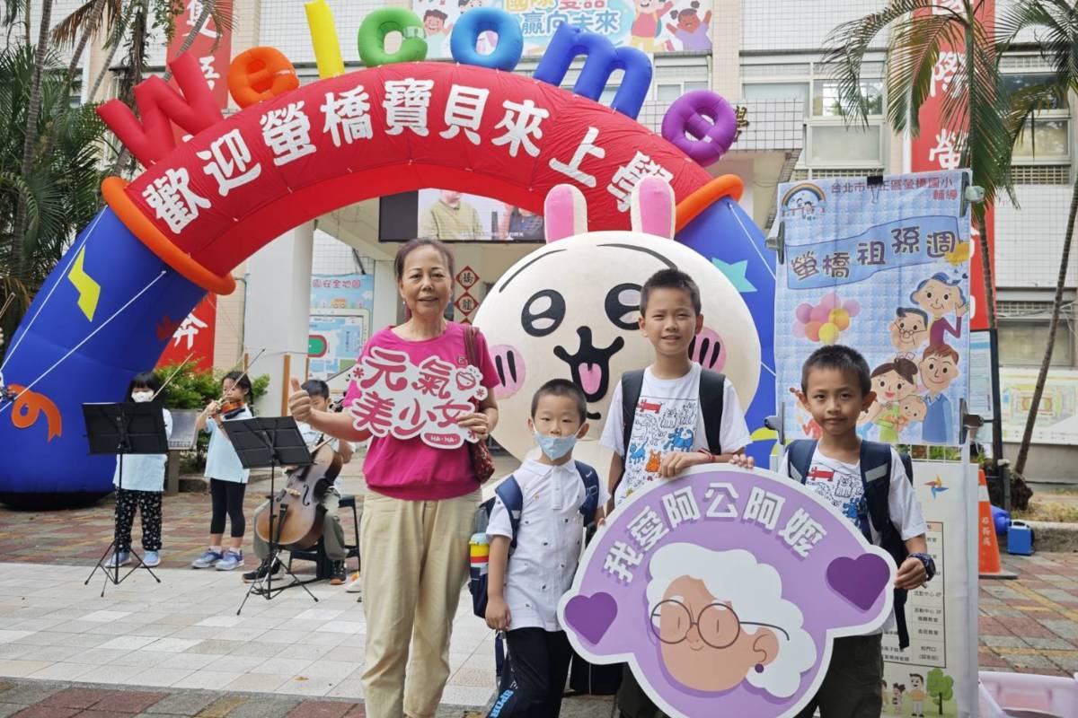 吉依卡哇人偶「小八」現身北市螢橋國小校門口，迎接學生開學上課

