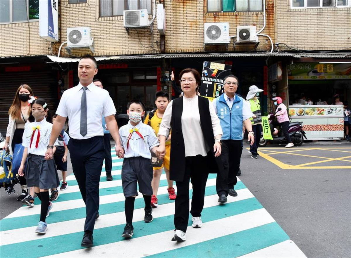縣府警察與志工及學校攜手護童上學去