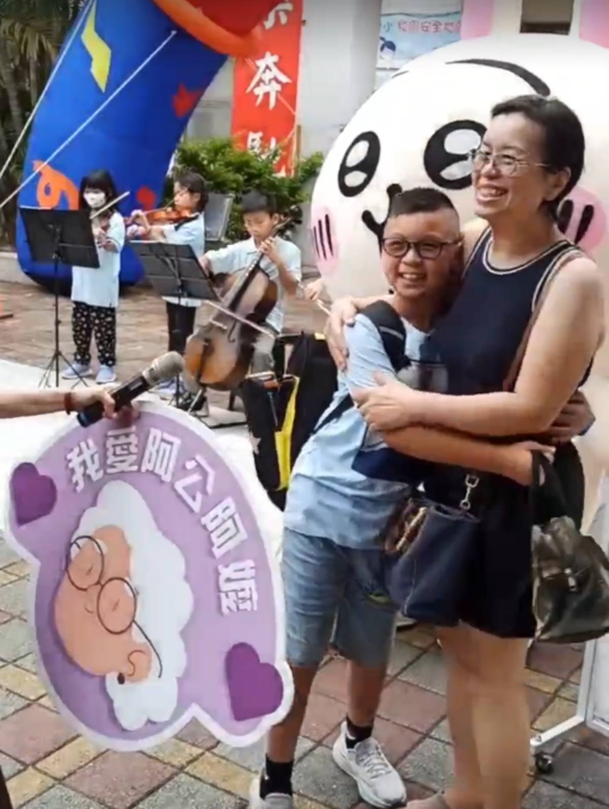 學生和奶奶愛的抱抱