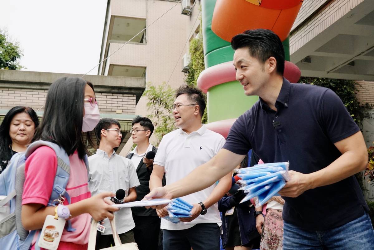 臺北市長蔣萬安在開學日當天到蘭雅國小，迎接學生回到校園學習
