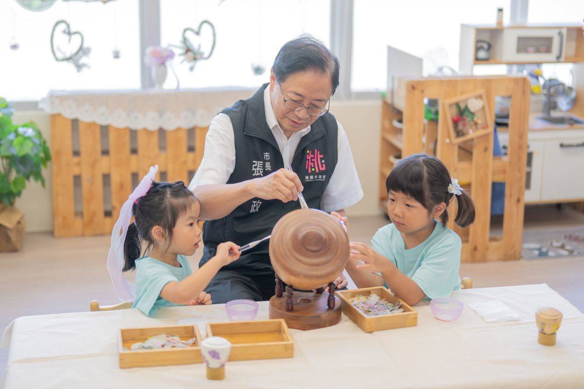 張善政市長與幼兒一同運用「蝶谷巴特」裝飾陀螺及製作空氣砲