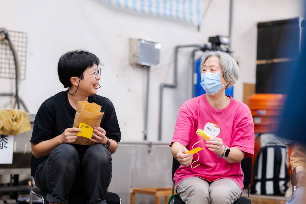 物件劇場藝術家曾彥婷（圖左）擔任導師，以十二張字卡引導學員投票並分組，如「釋放」、「迷惘」、「選擇」、「受傷」等詞成為創作起點。（攝影_周嘉慧）