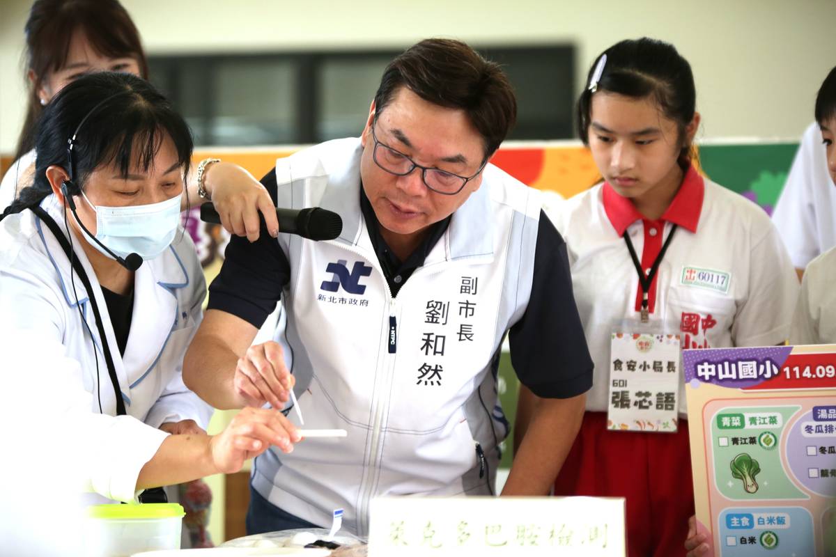 劉和然副市長在營養師的陪同下進行食材試劑抽驗