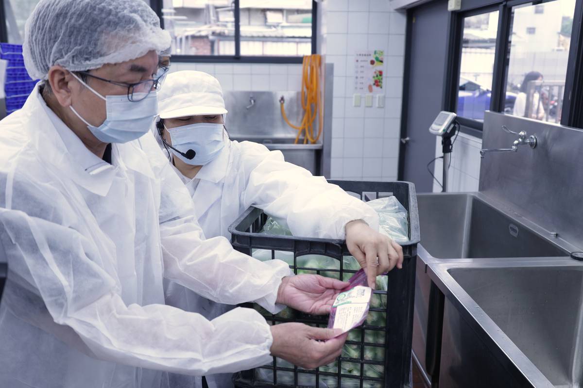 劉和然副市長走進學校廚房親自檢視校園午餐製備流程