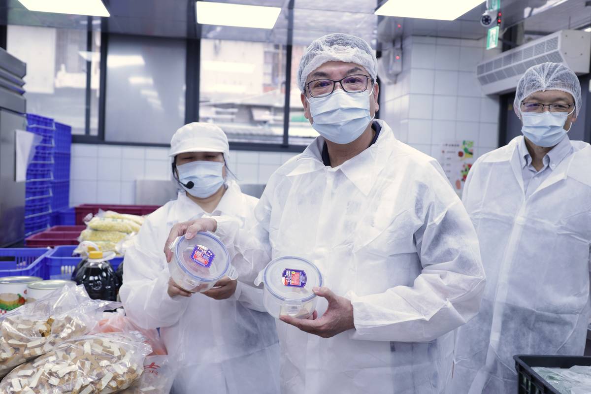 副市長從安心蔬菜驗收到肉品、豆製品抽驗，逐一仔細確認流程