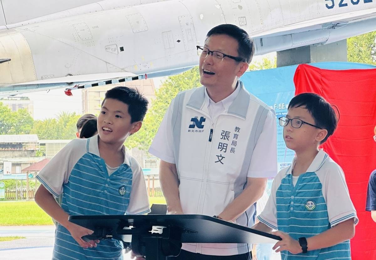 白雲國小學生運用AI自製遊戲，與局長同樂體驗