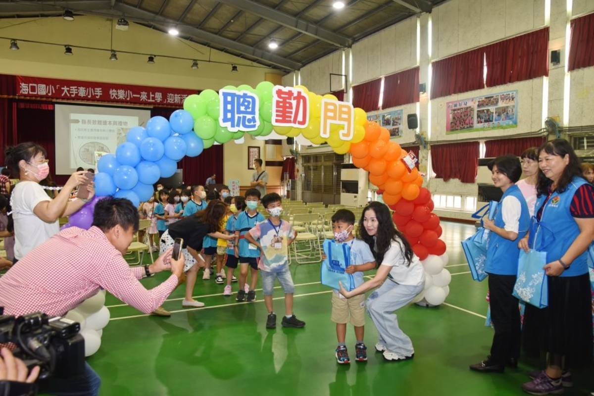 苗栗開學日  致贈小一新生開學禮