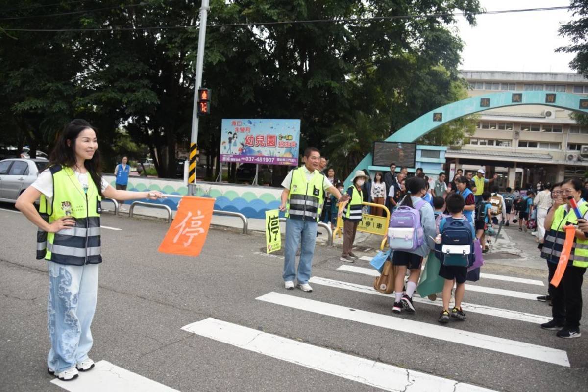 開學日 苗栗縣長化身導護志工 維護學童安全